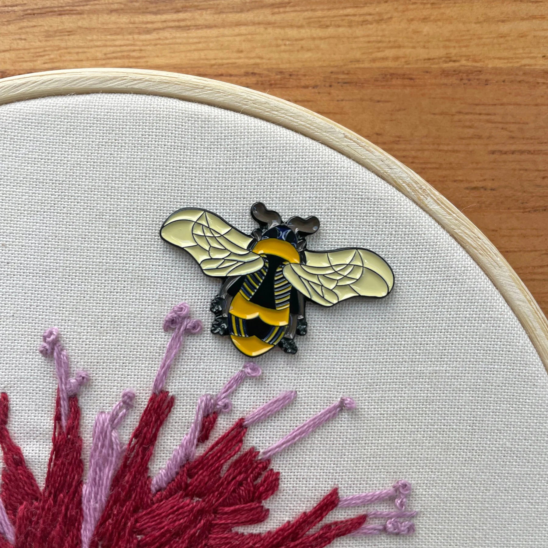 メナードEMBELLIR Magnetic Enamel Needle Minder - Pollinators Bumblebee – Snuggly Monkey