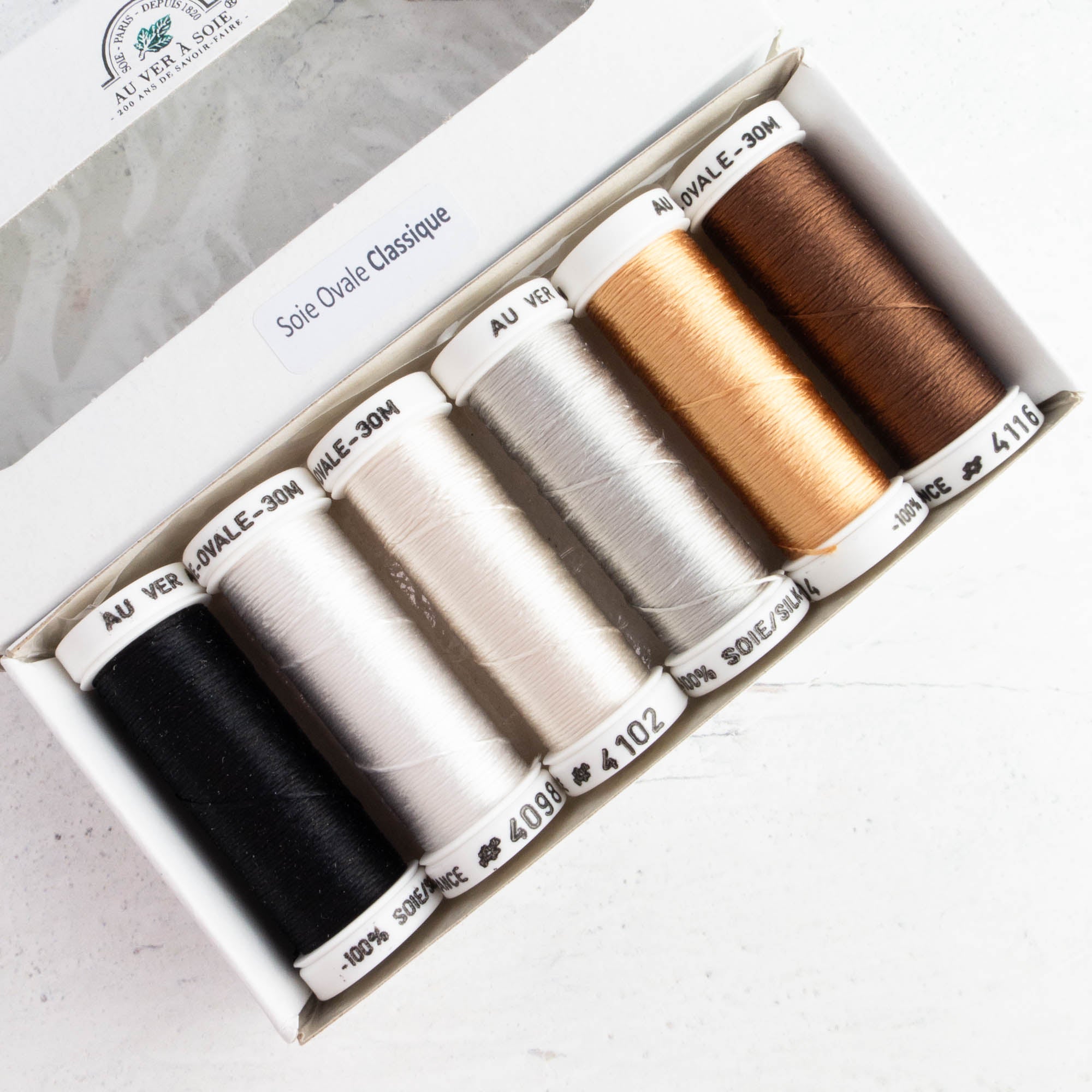 Au Ver A Soie Soie Ovale Filament Silk Thread Set - Classic