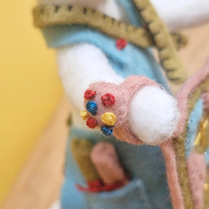 Little Mouse Makes a Quilt Wool Felt Embroidery Kit