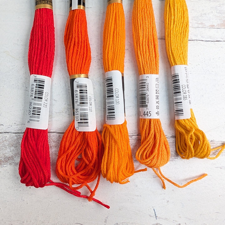 Hilo Vela El Globo Embroidery Thread (8m Skeins) - Orange in various shades arranged side by side, highlighting vibrant colors ideal for modern needlework and embroidery projects.