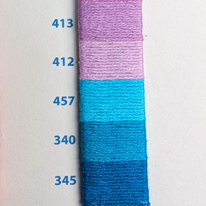 Hilo Vela El Globo Embroidery Thread (8m Skeins) - Lilac Pacific Blue showing a gradient swatch of lilac to shades of vibrant blue, ideal for hand embroidery and modern needlework projects.