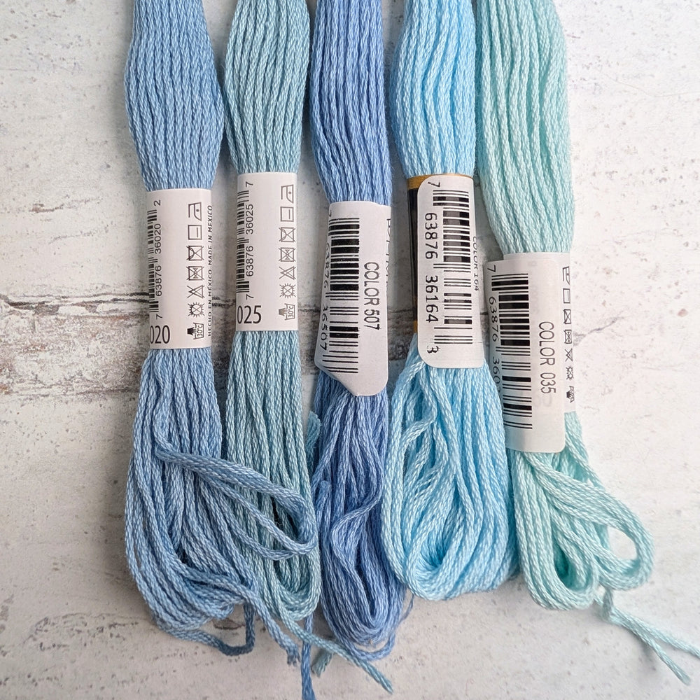 Hilo Vela El Globo Embroidery Thread (8m Skeins) - Light Blue shades of embroidery floss neatly arranged, showcasing a range of soft blue tones ideal for modern needlework and Japanese craft supplies.