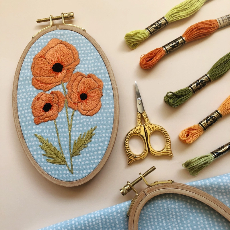aiai アンティーク糸巻機リメイク メモボード＆ディスプレーディスプレイ Poppies Intermediate Embroidery Kit – Snuggly Monkey