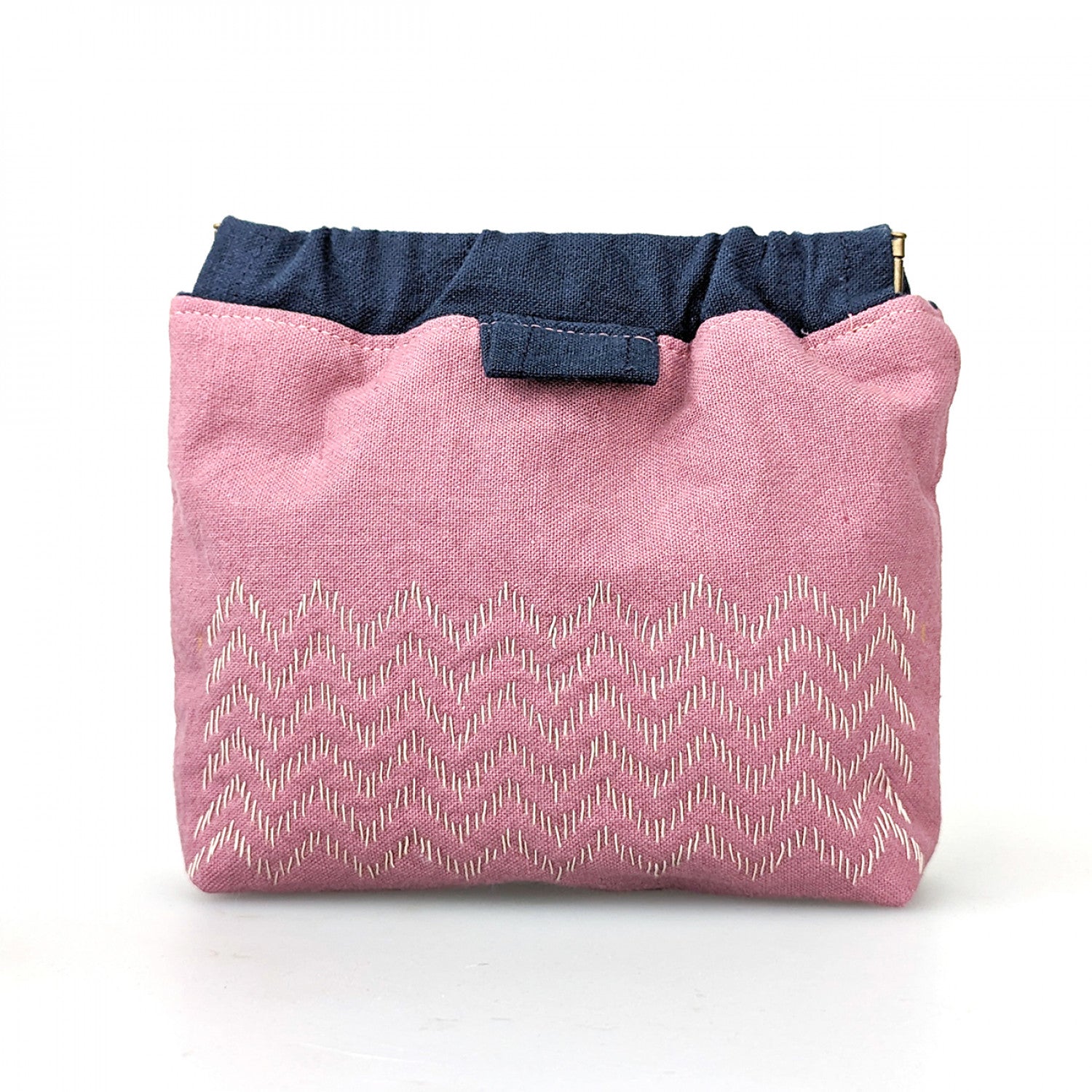 Flex frame pouch outlet