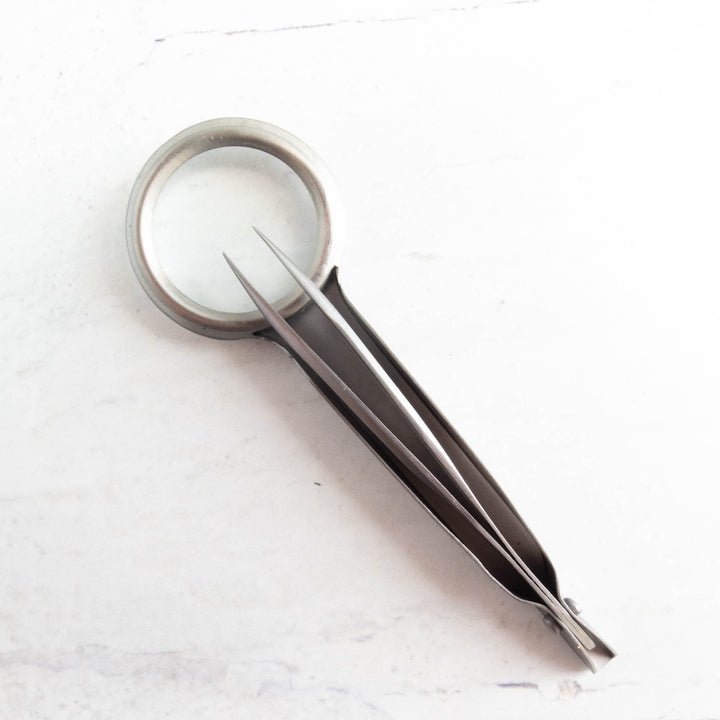 Pointed Tweezers with Magnifying Glass