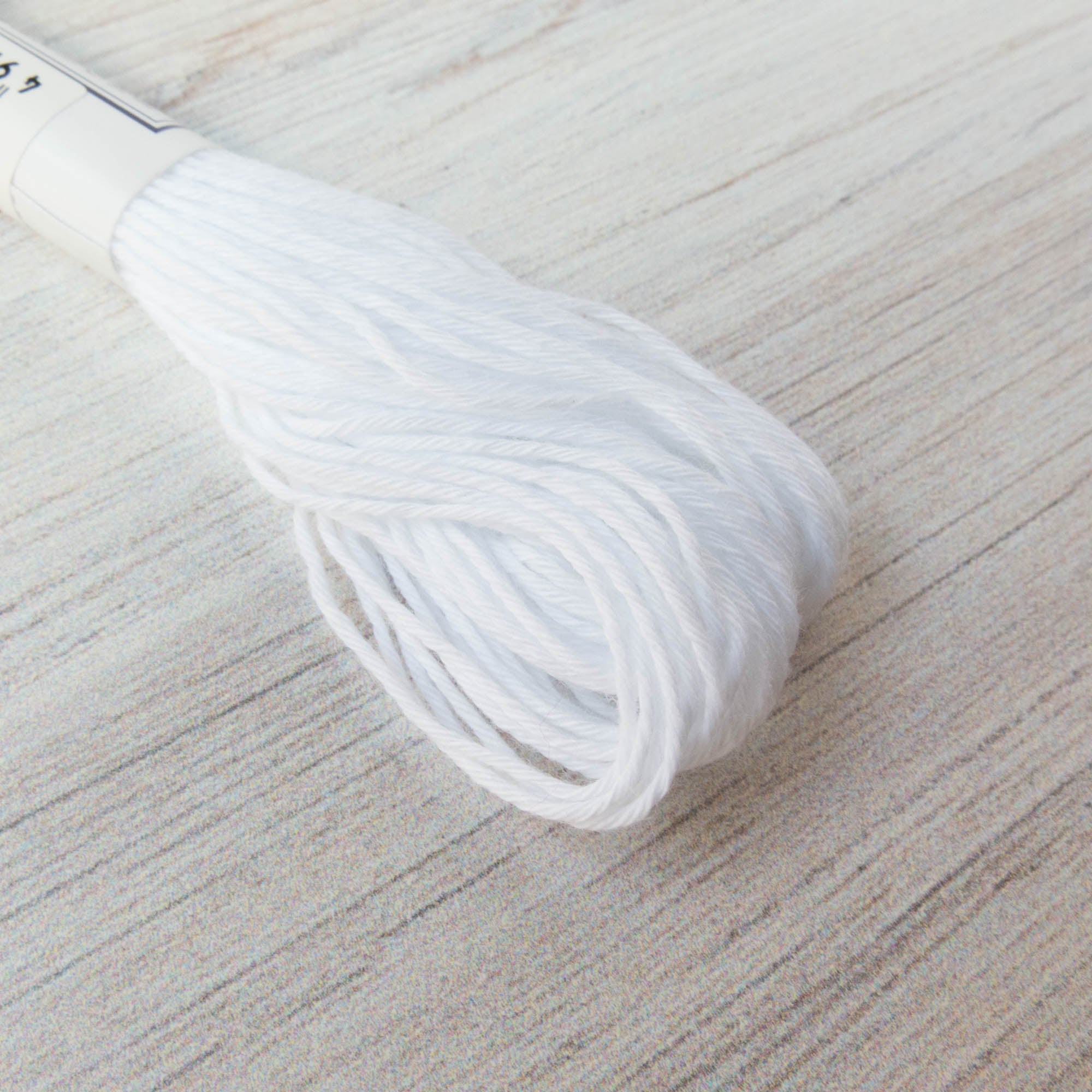 n*o様 SHISHIKUI COTTON C / BICOLOR 20m Skein Olympus Sashiko Thread - White (#1) – Snuggly Monkey